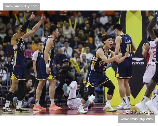 广州龙狮全力迎战广东宏远 激烈对决再现粤系篮球巅峰对决